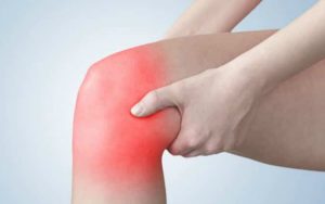 Опухло колено (жидкость в коленном суставе): причины, симптомы, лечение, диагностика, осложнения, риски, профилактика, меры самопомощи в домашних условиях, что делать