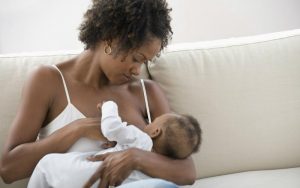 Женщина кормит ребёнка грудью