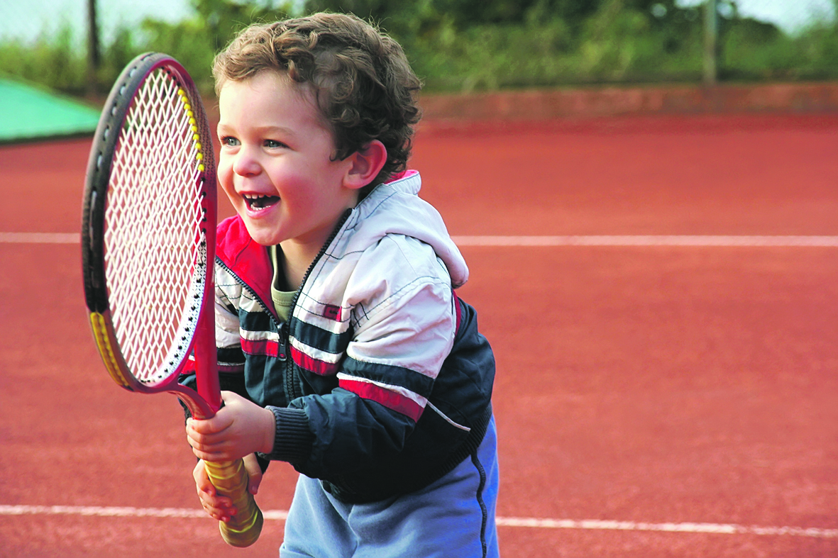мальчик с теннисной ракеткой