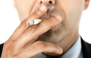 Курение в разы повышает риск появления заболевания 