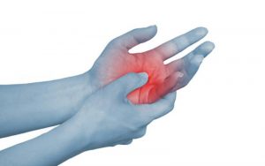 Болит кисть руки от ревматоидного артрита