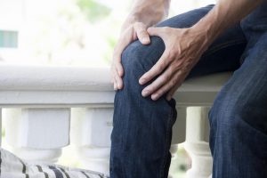 Болит колено у мужчины