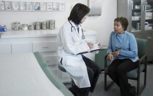 Женщина беседует с врачом