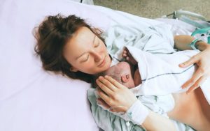 Мать и новорожденный в больничной кровати