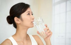 Женщина пьёт воду