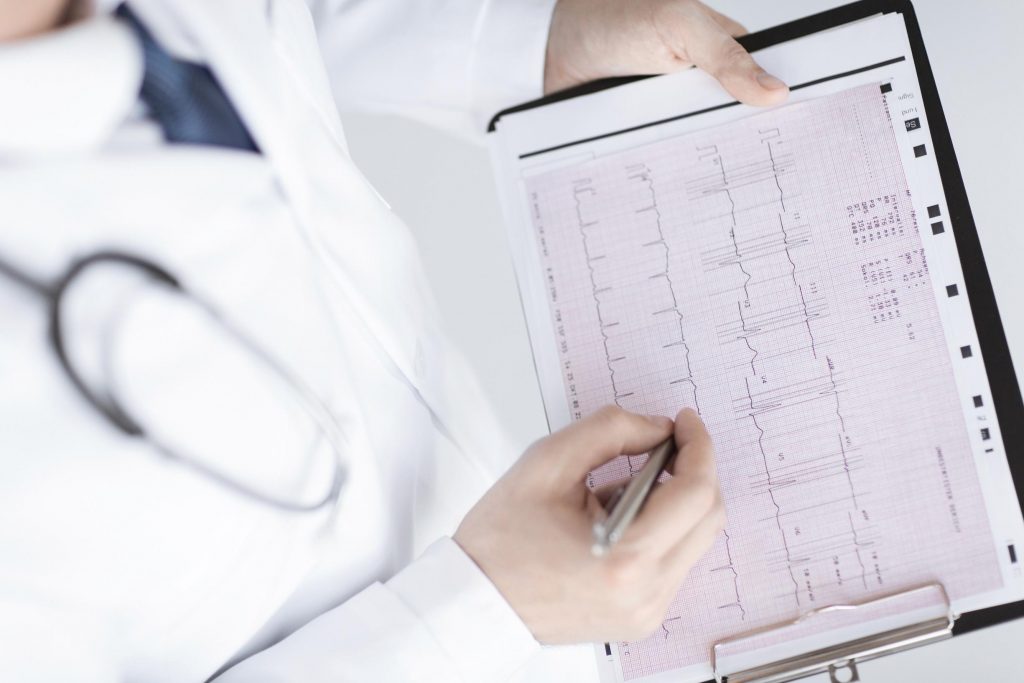 Диагноз ставится на основании осмотра врача-кардиолога и дополнительных методов обследования