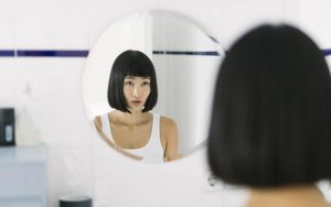 Женщина у зеркала
