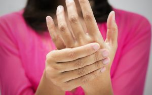 Ревматоидный артрит при климаксе: связь, исследования, лечение, профилактика, как ослабить симптомы и боль, методы домашнего лечения