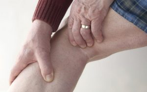 Опухло колено (жидкость в коленном суставе): причины, симптомы, лечение, диагностика, осложнения, риски, профилактика, меры самопомощи в домашних условиях, что делать