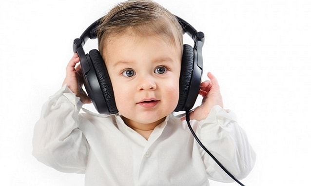 малыш слушает музыку