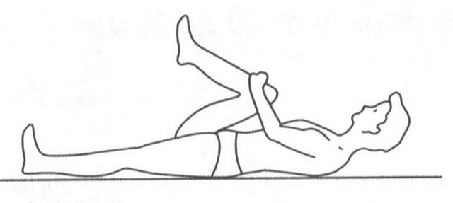 подтягивание колена к груди лежа на спине