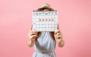 Женщина с календарём менструального цикла