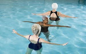 Занятие водными упражнениями в бассейне
