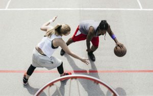 Женщины играют в баскетбол