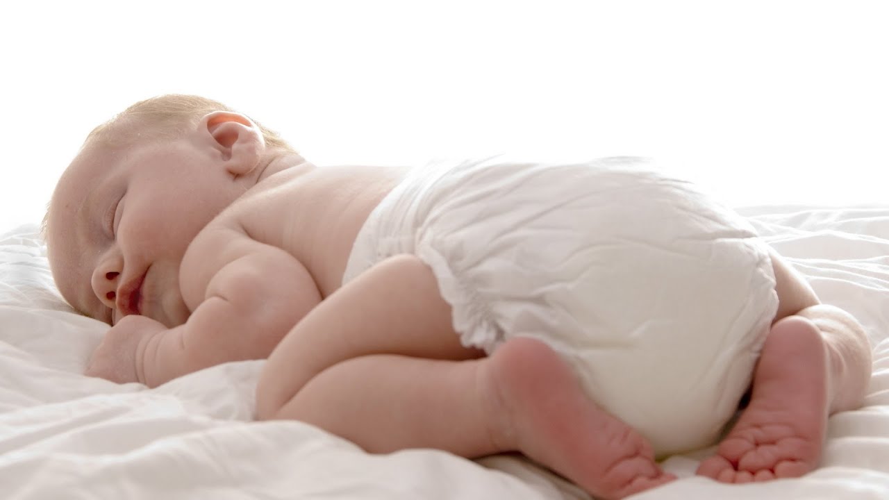 Новорожденный ребенок спит на животе