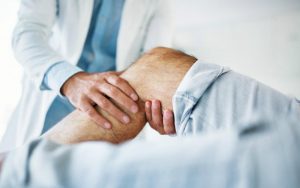 Болит за коленом: причины, симптомы, лечение, заболевания, риски, нужно ли к врачу, какие травмы и болезни