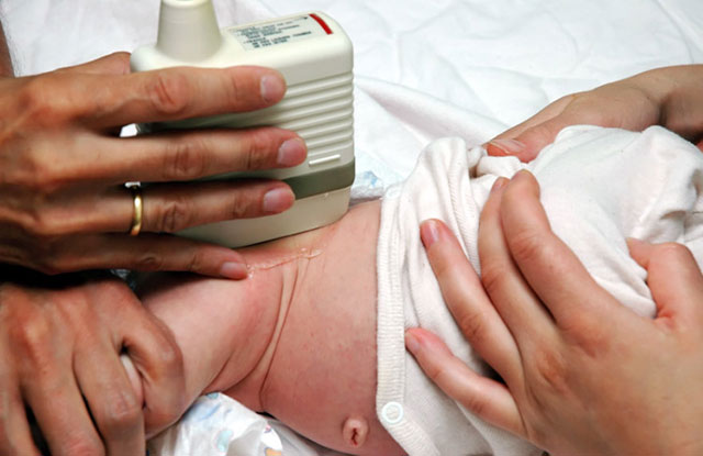 проведение УЗИ тазобедренного сустава у младенца