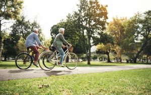 Пожилая пара совершает велопрогулку