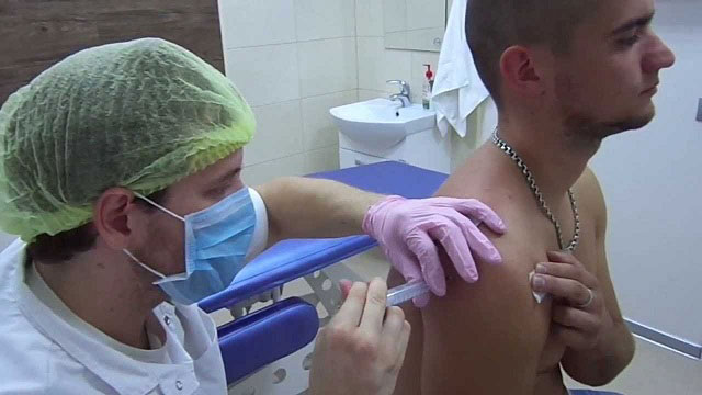 инъекция анестетика в плечо