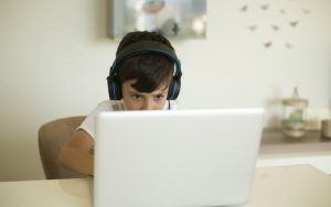 Ребёнок сидит за компьютером