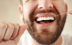 Чистка зубов нитью