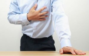 Боль под левой грудью у женщин и мужчин: почему возникает, причины, какими болезнями вызвана, симптомы, лечение, профилактика