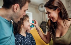 Родители и ребёнок с астмой