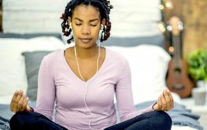 Молодая темнокожая женщина медитирует