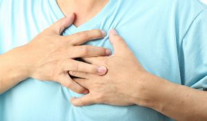 Обратите внимание на постоянные боли в груди - это может быть признаком болезни 