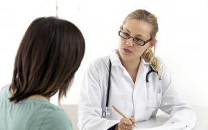 Молодая женщина беседует с врачом