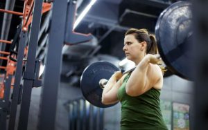 Женщина тренируется в спортивном зале
