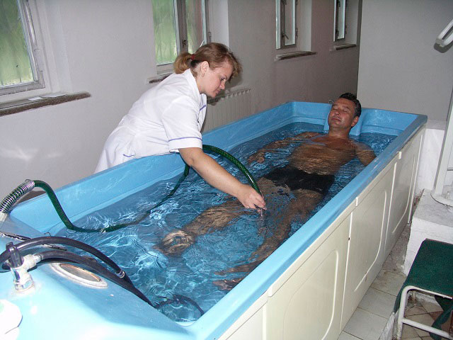 бальнеотерапия, принятие ванны