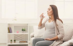 Беременная женщина пьёт воду