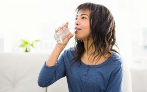Женщина пьёт воду