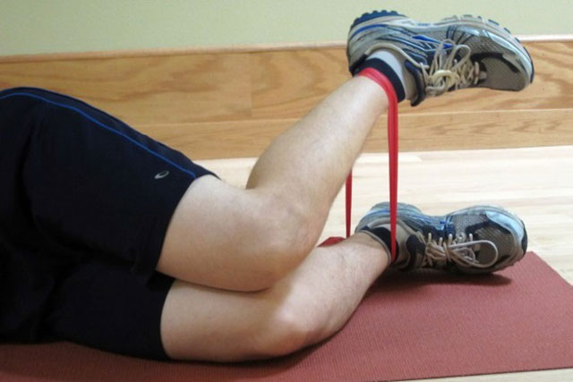 упражнение лежа на боку с эластичной лентой – для укрепления мышц вокруг колена