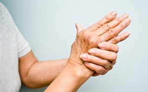 Ревматоидный артрит при климаксе: связь, исследования, лечение, профилактика, как ослабить симптомы и боль, методы домашнего лечения