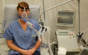 Женщина лечится искусственной вентиляцией лёгких