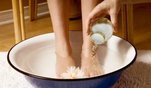 Ванны из соли, соды или трав для лечения микоза между пальцами ног